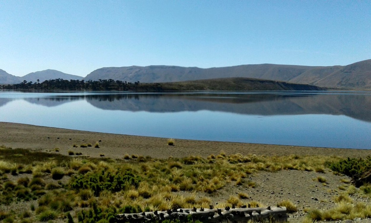 "Lago Caviahue, Neuqun." de Carlos E. Wydler