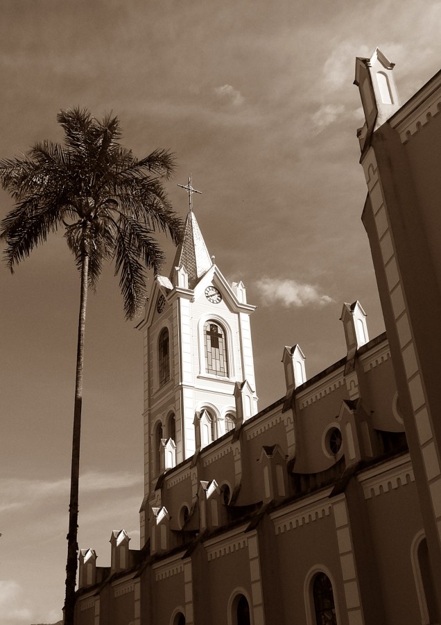 "A lateral de nossa igreja matriz em louvor........" de Decio Badari