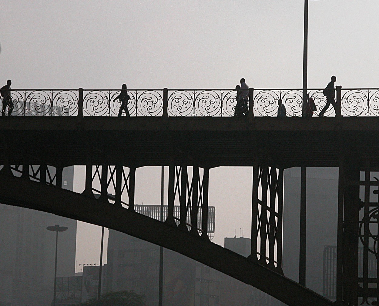 "O dia a dia dos annimos no viaduto" de Decio Badari