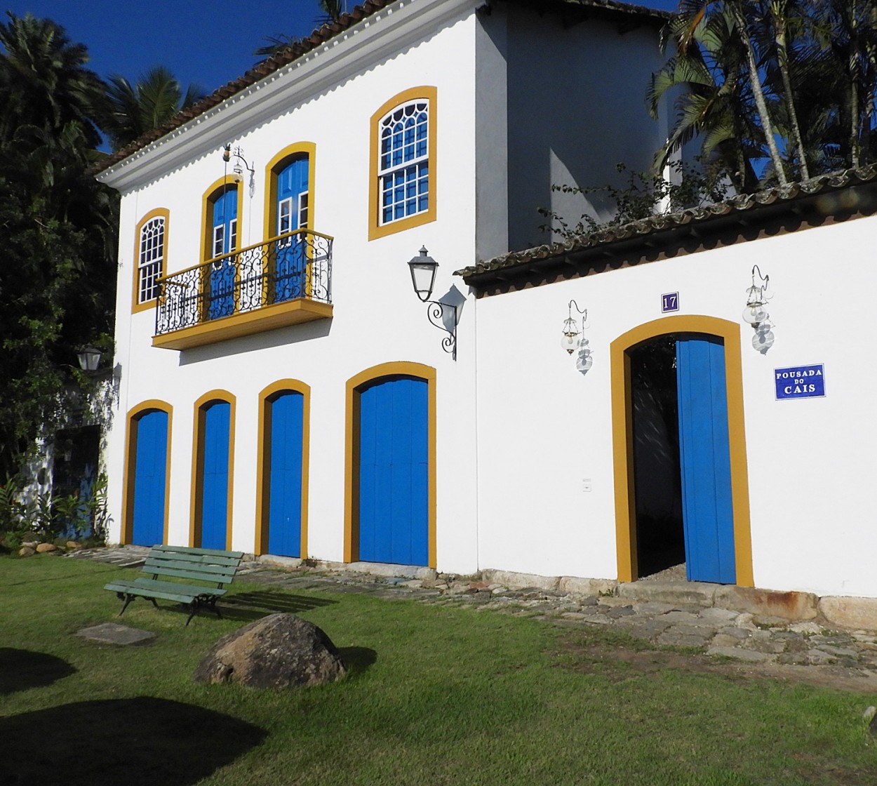 "Uma pousada de frente para o mar na rua....." de Decio Badari