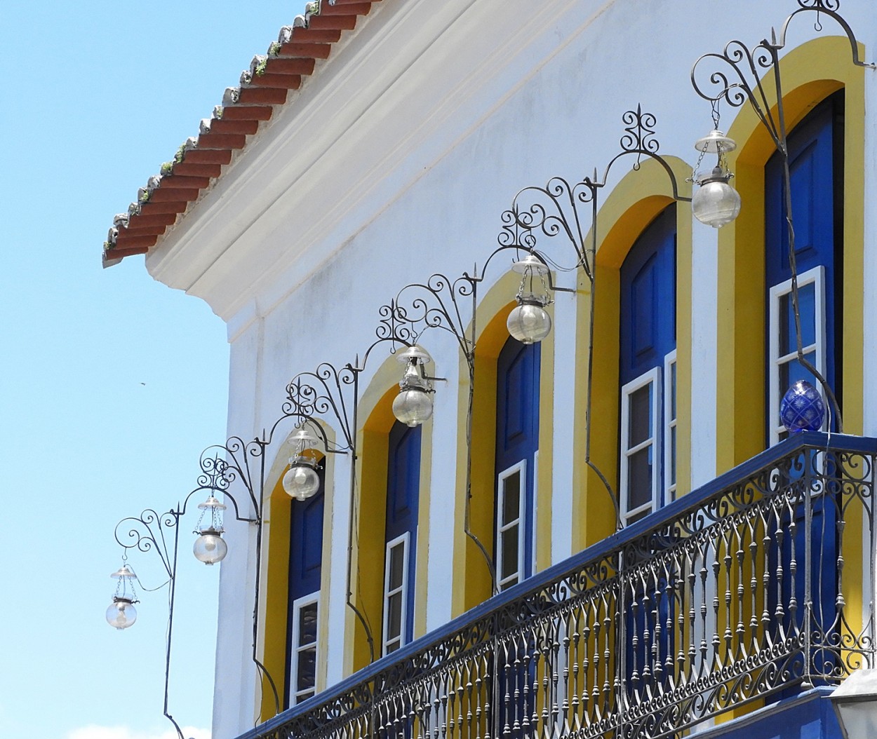 "O estilo colonial e suas lanternas." de Decio Badari