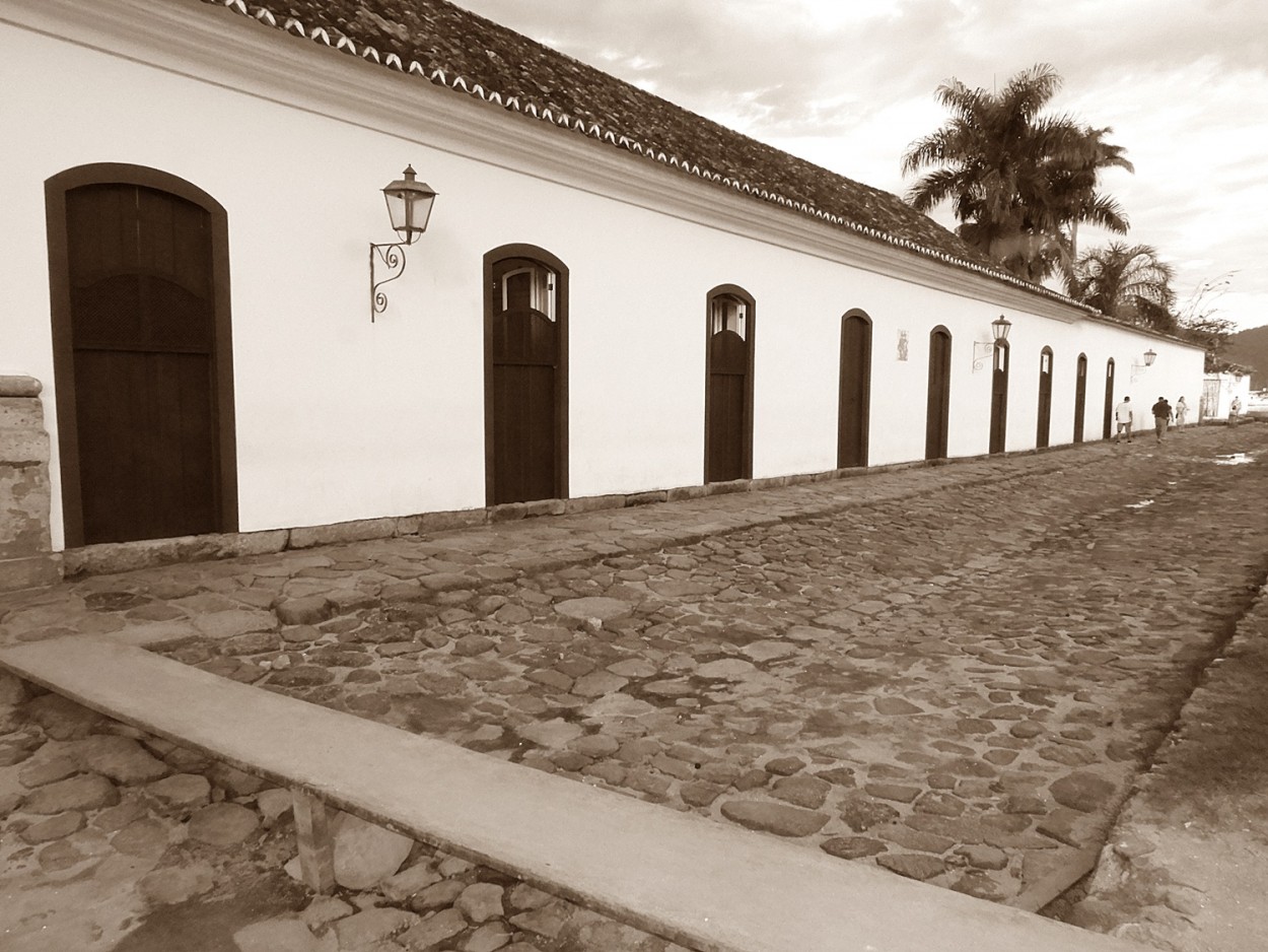 "O mercado de escravos e a rua que inunda com......" de Decio Badari