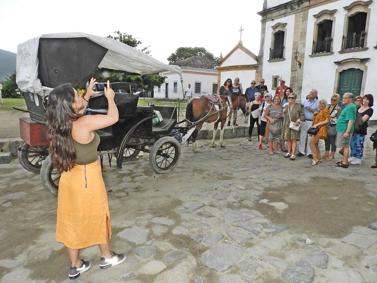 "Turistas e mais turistas e uma s carruagem!" de Decio Badari