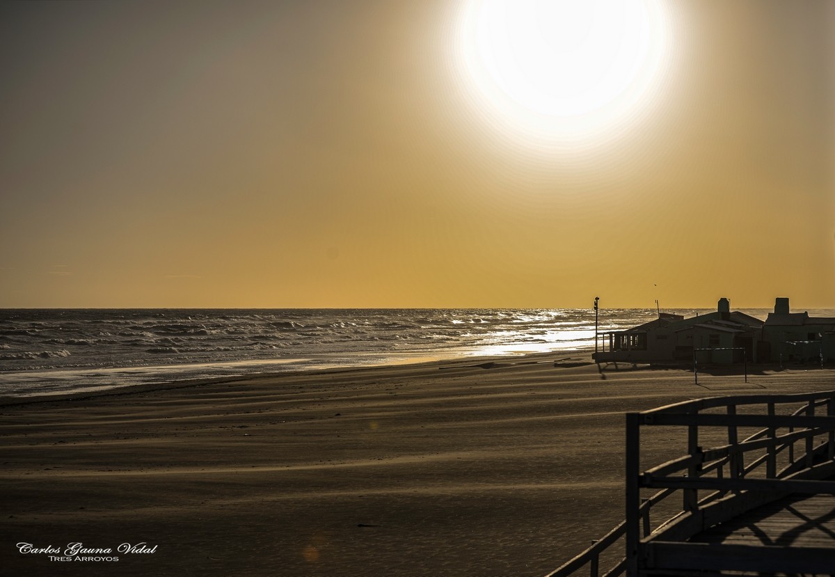 "Atardecer en Claromeco" de Carlos Gauna