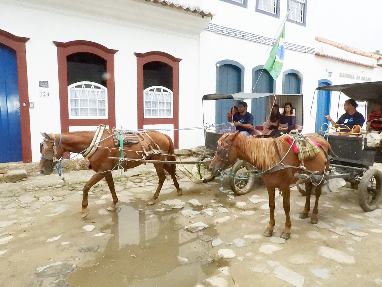 "Muito ` transito ` em Paraty R.J." de Decio Badari