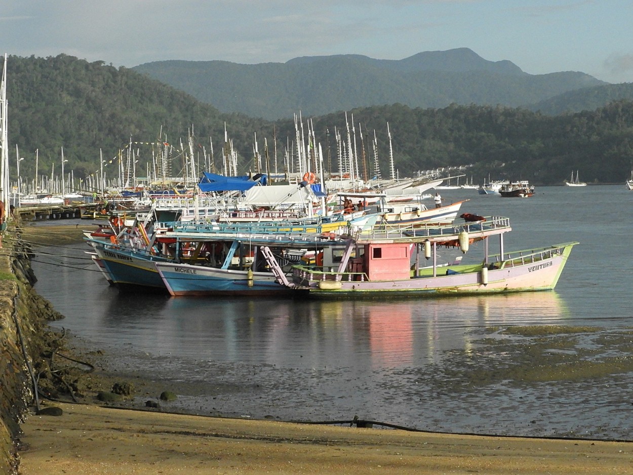 "Fim de tarde na baa de Paraty,cores e reflexos" de Decio Badari