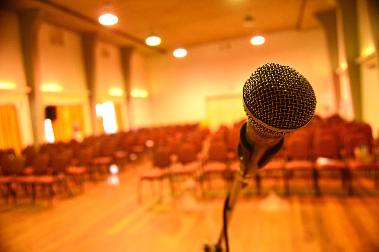 "Aguardando el auditorio..." de Javier Andrade