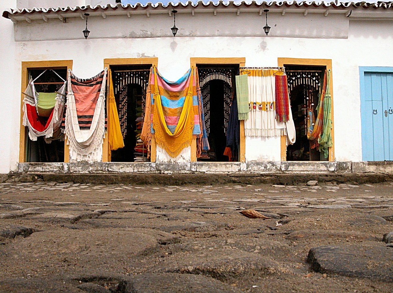 "A Rua fresca em Paraty, de frente ao mar." de Decio Badari