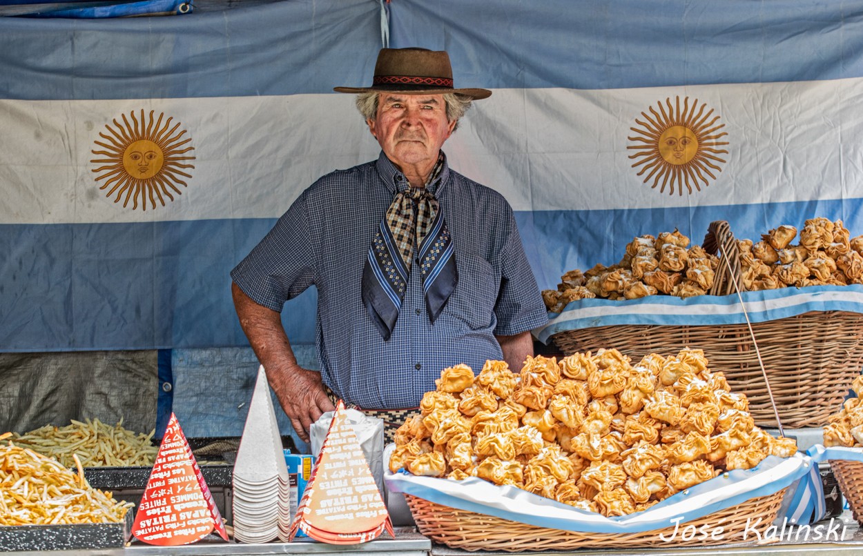 "Vendedor de Pastelitos y Papas Fritas" de Jose Carlos Kalinski