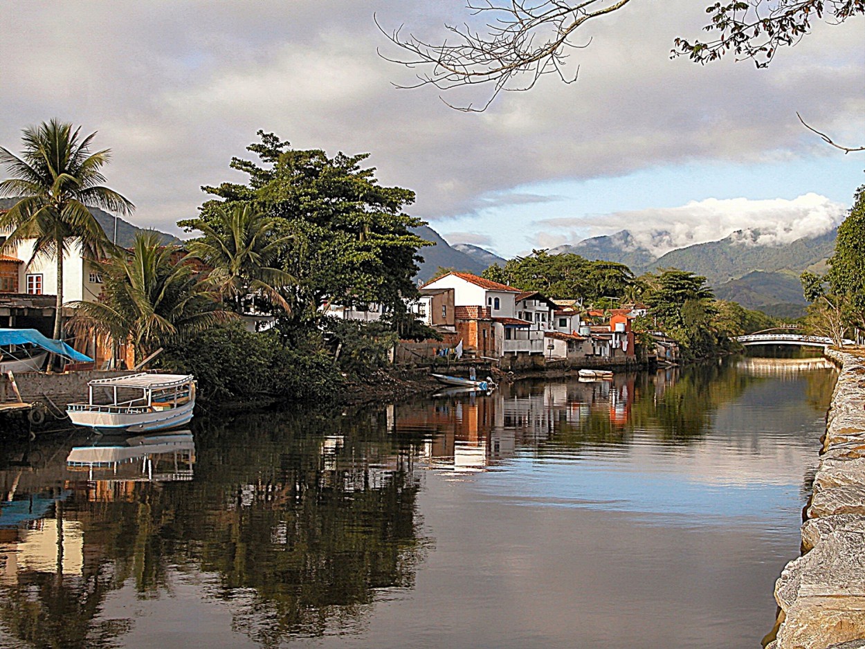 "As tranquilas guas do Perequ Au em Paraty R.J." de Decio Badari