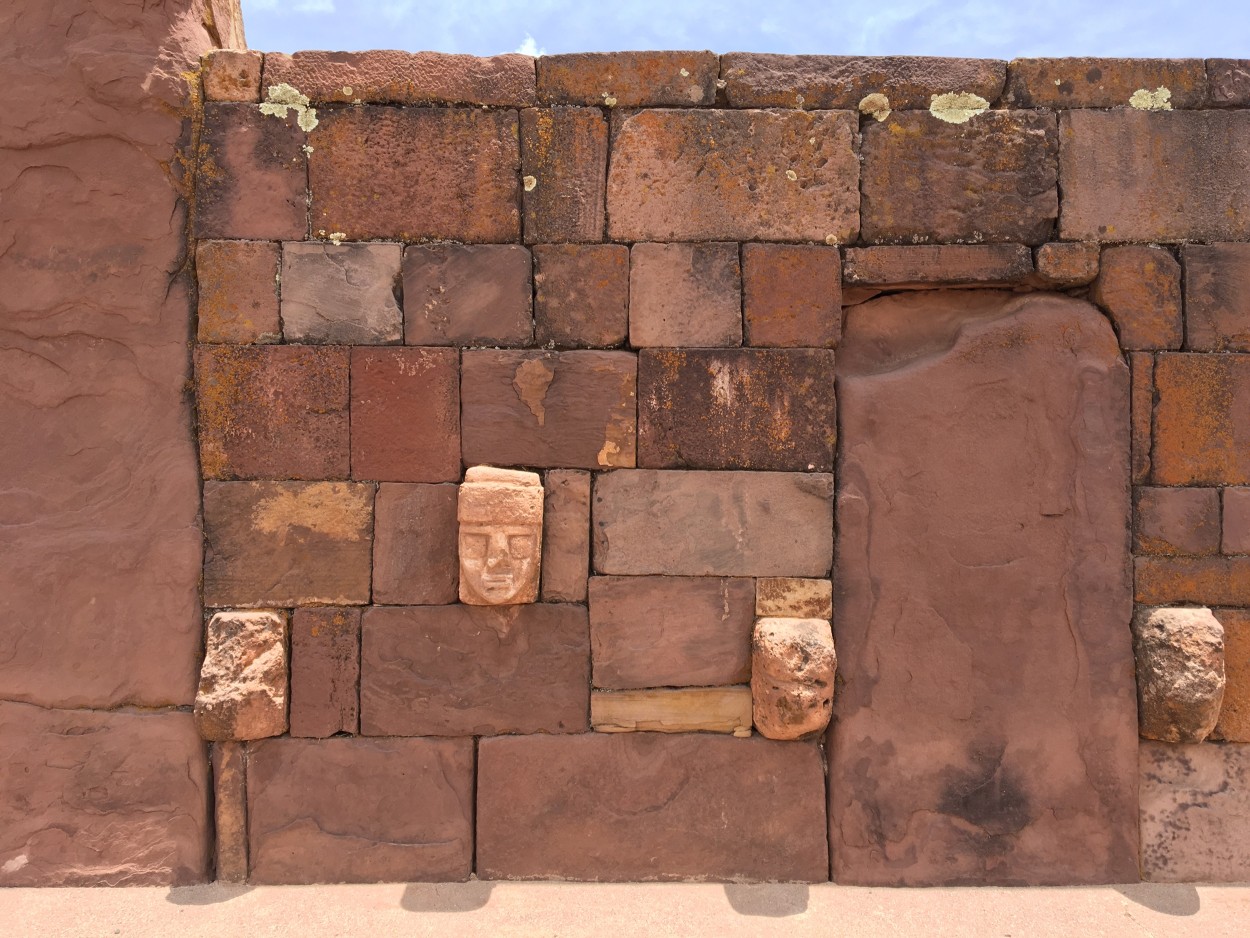 "Caras de pedra, Templo de Kalasayaya, Bolvia" de Decio Badari