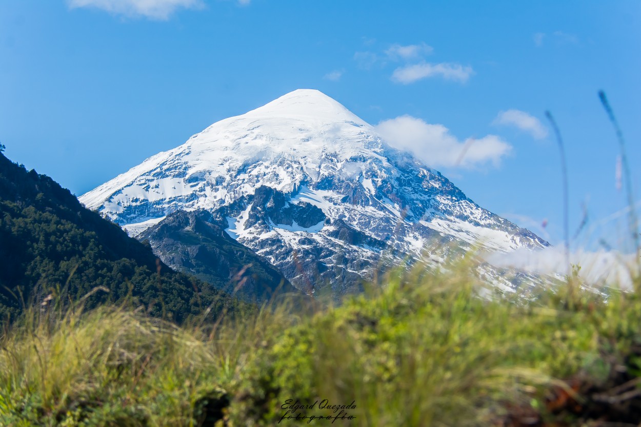 "vista de la cara sur del volcn Lann" de Edgard Enrique Quezada