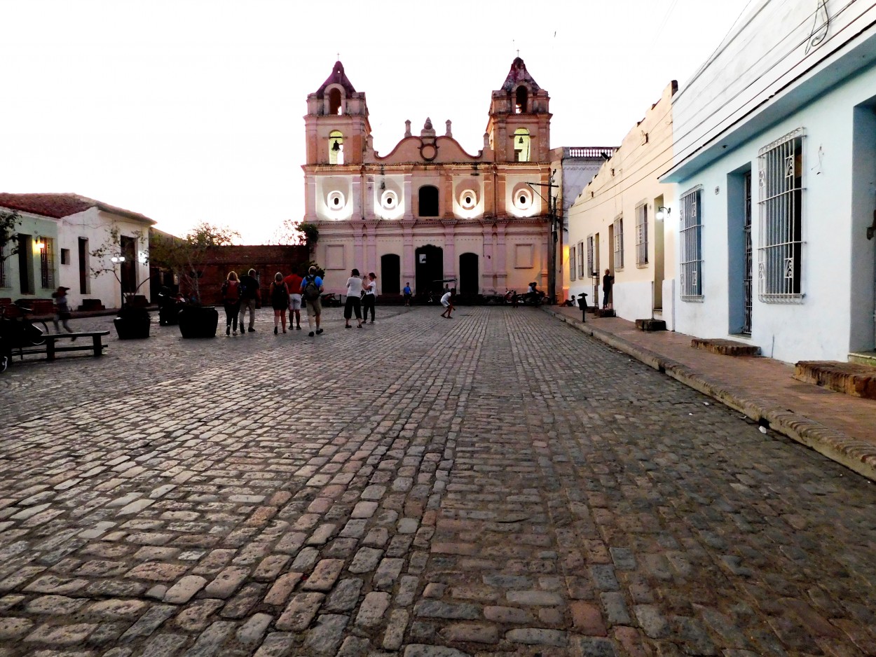 "Plaza e iglesia del Carmen, Camagey, Cuba" de Lzaro David Najarro Pujol