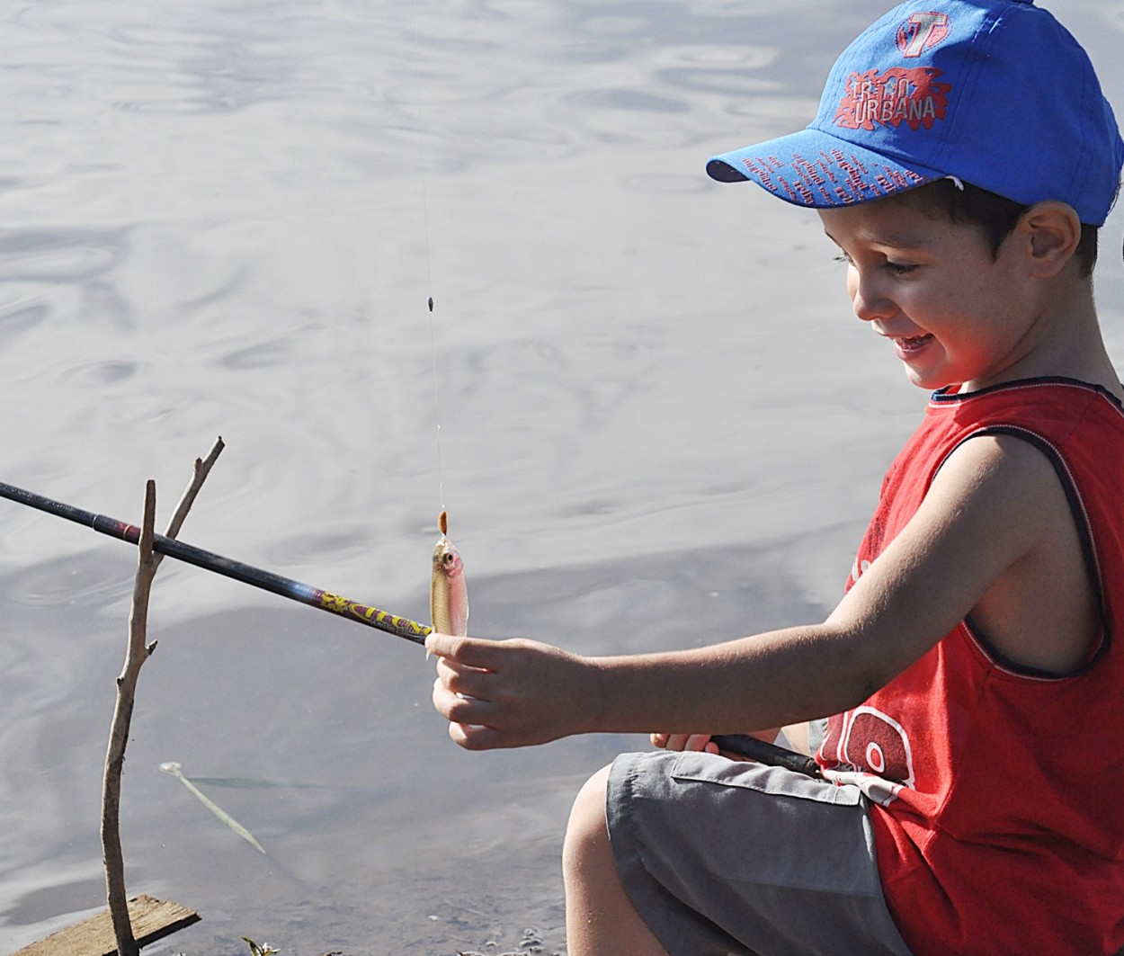 "A alegria do pequeno pescador!" de Decio Badari