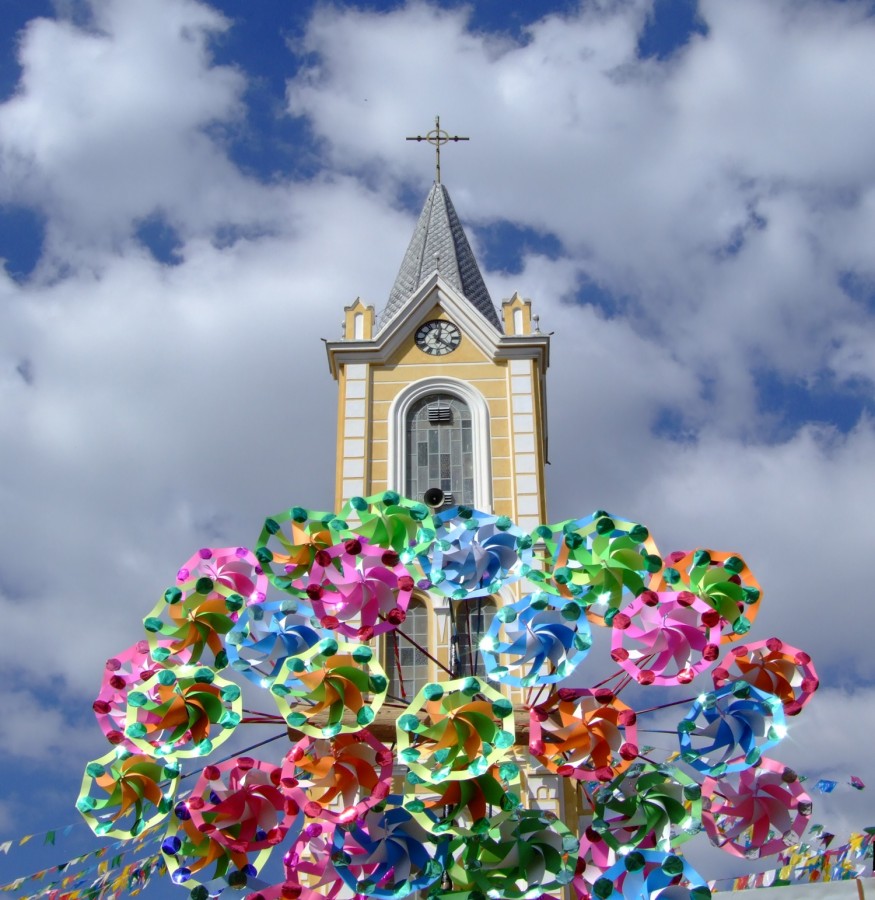 "As cores do dia de festa na paroquia." de Decio Badari