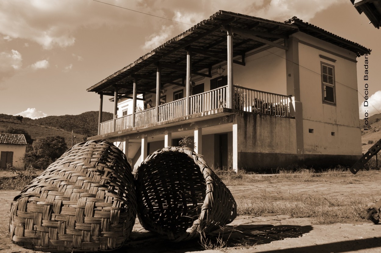 "Ecos de um passado,a fazenda cafeeira." de Decio Badari