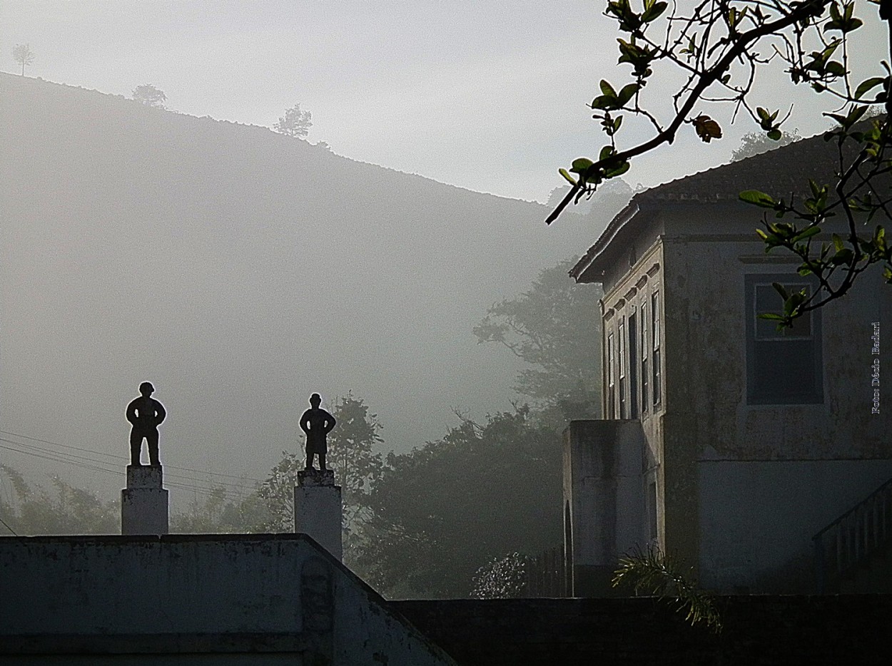 "Um amanhecer aos p da serra na velha fazenda" de Decio Badari