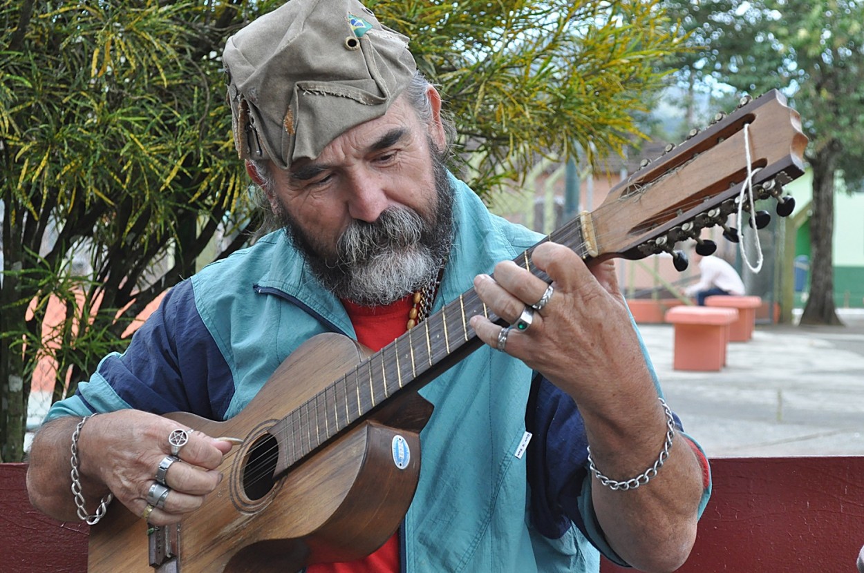 "Ponteando e afinando a viola caipira!" de Decio Badari