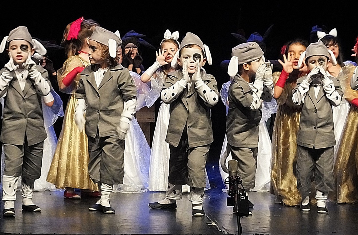 "No palco, palmas aos futuros artistas!" de Decio Badari