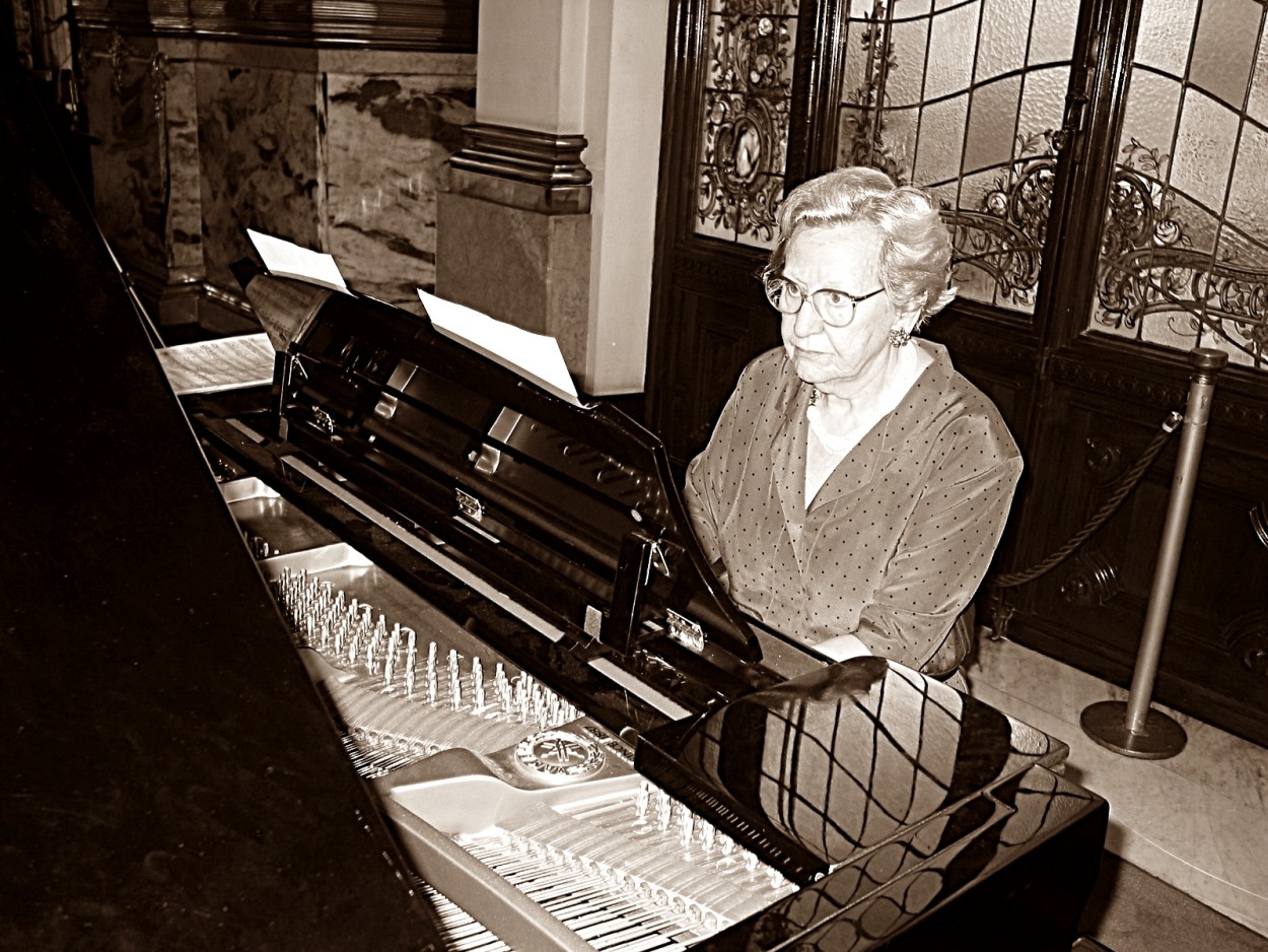 "Um piano ao cair da tarde, no Theatro Municipal" de Decio Badari