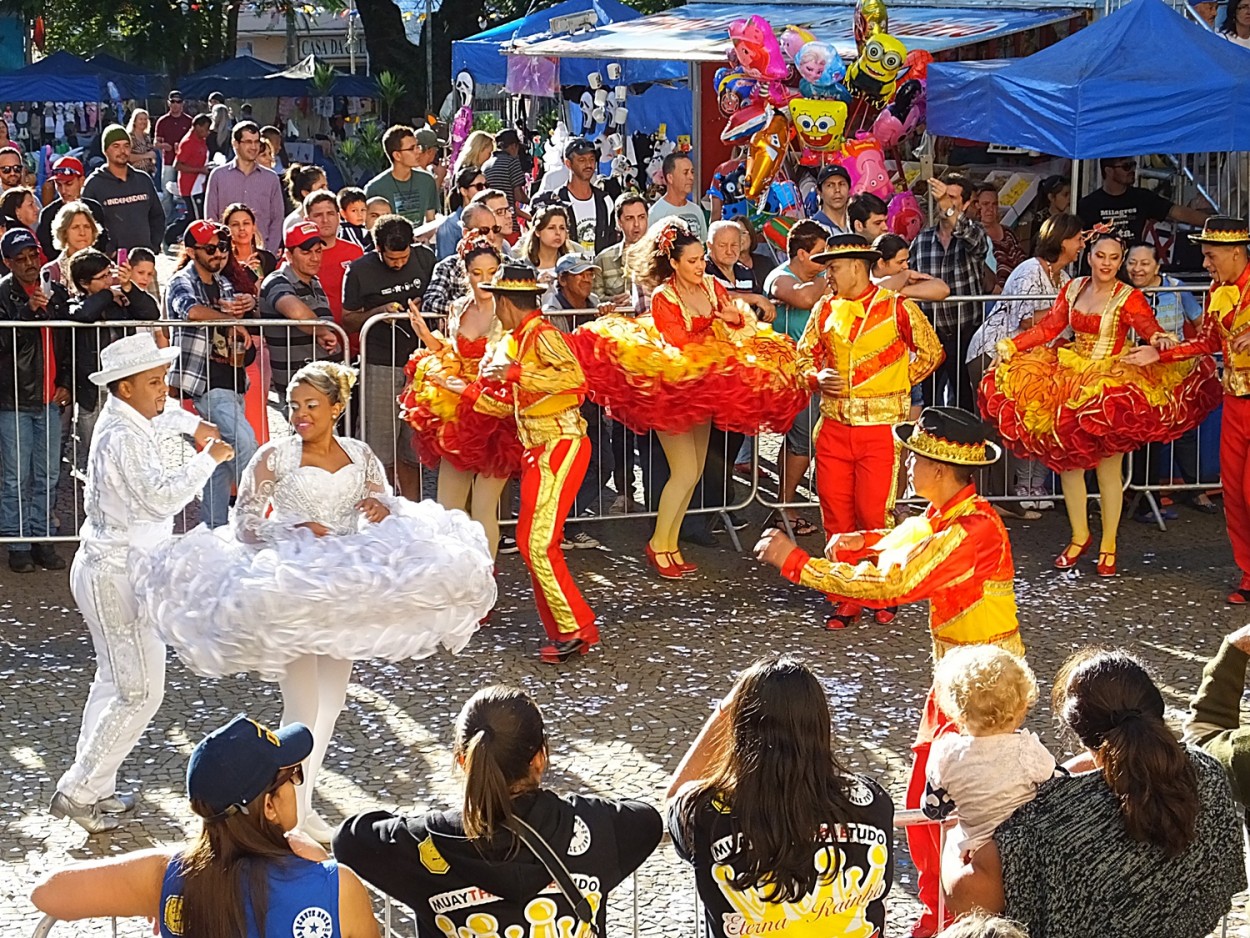 "A festa e os espectadores!" de Decio Badari