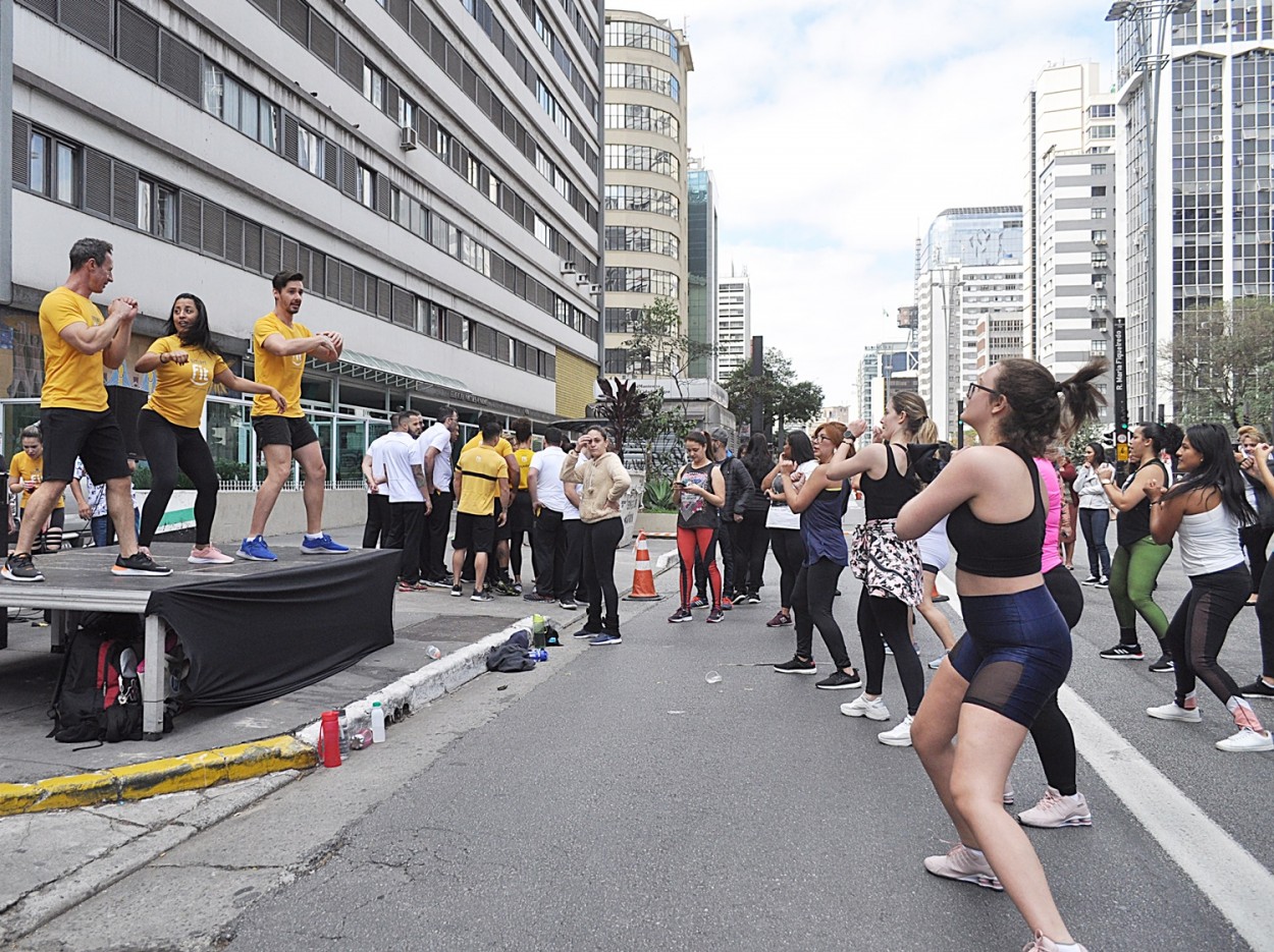 "A Av. Paulista aos Domingos  um agito!" de Decio Badari