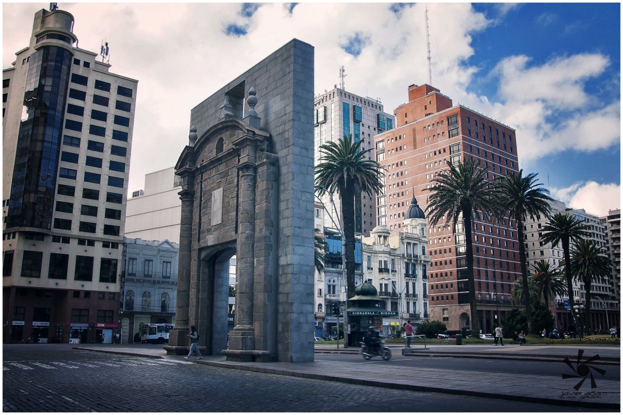 "Puerta de la Ciudadela" de Javier Adam