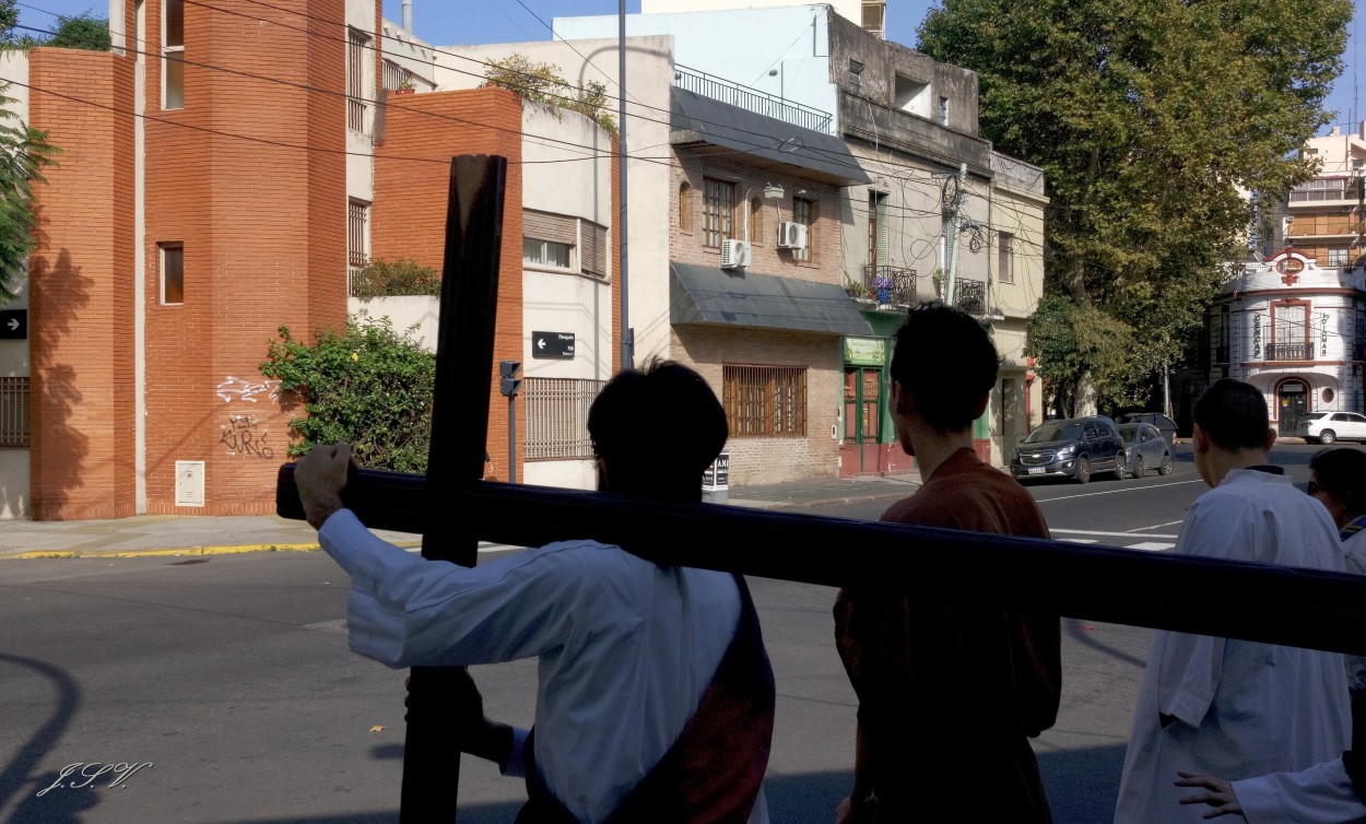 "Cargando con la Cruz" de Jorge Vargas