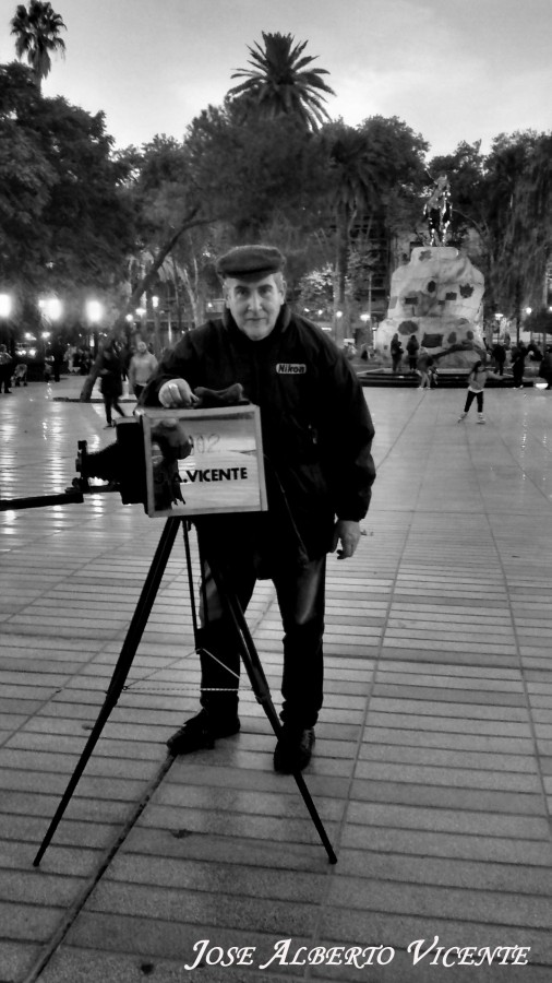 "autoretrato con mi vieja camara minutera" de Jose Alberto Vicente