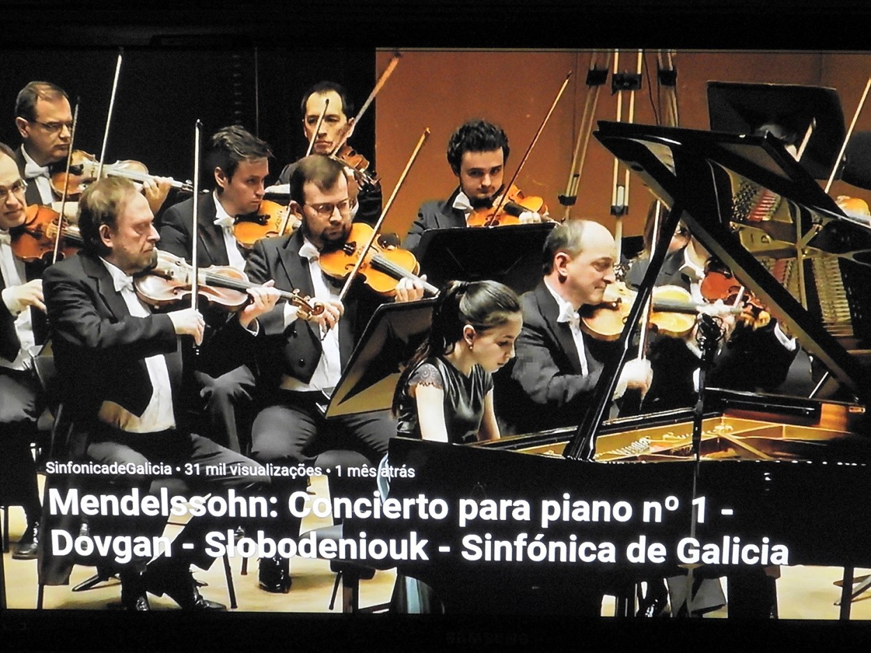 "Uma jovem pianista que me emocionou, ouam!" de Decio Badari