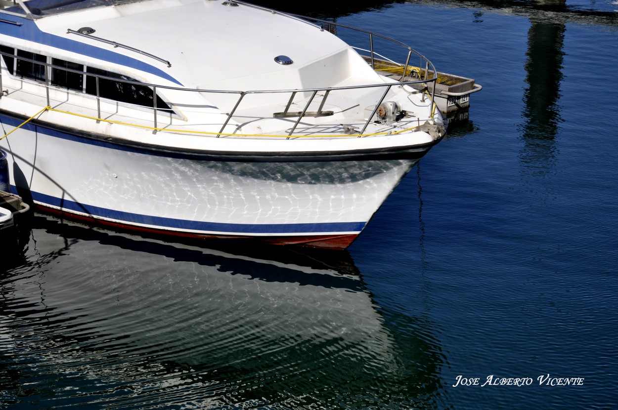 "reflejos =( en el puerto de Gijon Espaa)" de Jose Alberto Vicente