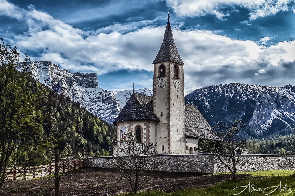 "Parroquia de San Vito en Trentino, Italia" de Alberto Andrs Melo