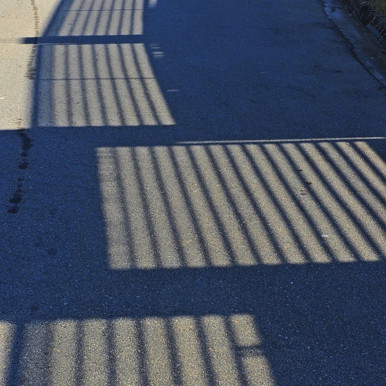 "Caminhando sobre luz e sombras." de Decio Badari