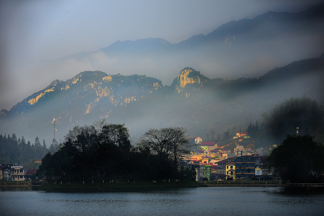 "Anochece en Sapa" de Gerardo Saint Martn