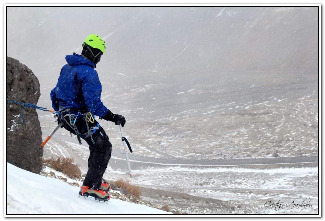 "`Escalada en Hielo en Puente del Inca`" de Cristina Aramburu