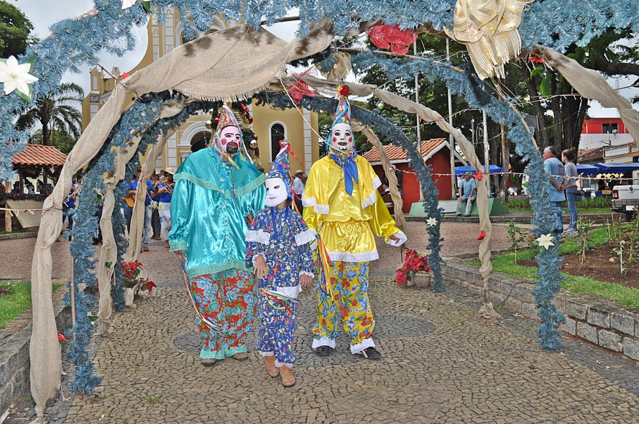 "A Folia de Reis, tambm chamada de Reisado ." de Decio Badari