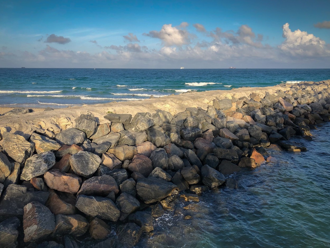 "Entre las rocas y el mar" de Laura Szapiro