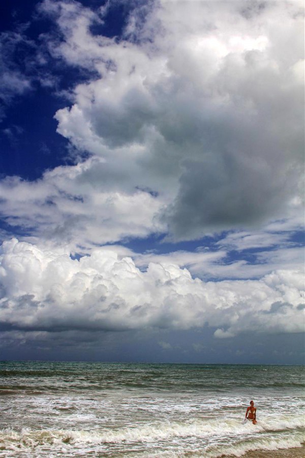 "Ella, las nubes y el mar" de Mario Abad