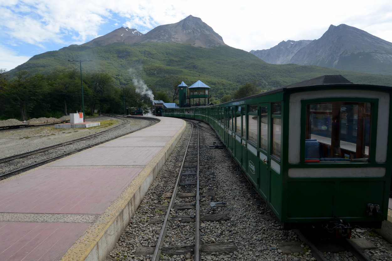 "El Tren del Fin del Mundo. Ushuaia." de Carlos E. Wydler