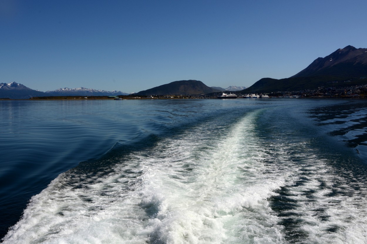 "Desde el barco. Canal Beagle, Ushuaia." de Carlos E. Wydler