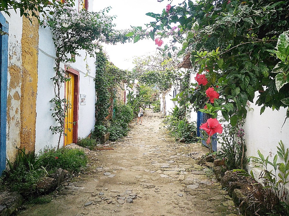 "Rua do Fogo,Paraty R.J. era proibida a menores." de Decio Badari