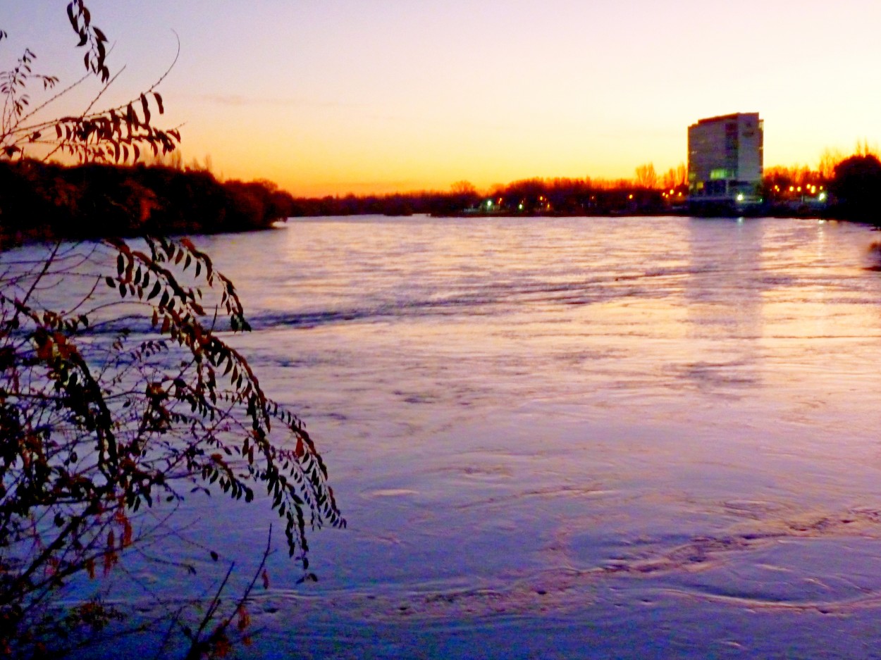 "Atardecer sobre Neuqun." de Carlos E. Wydler