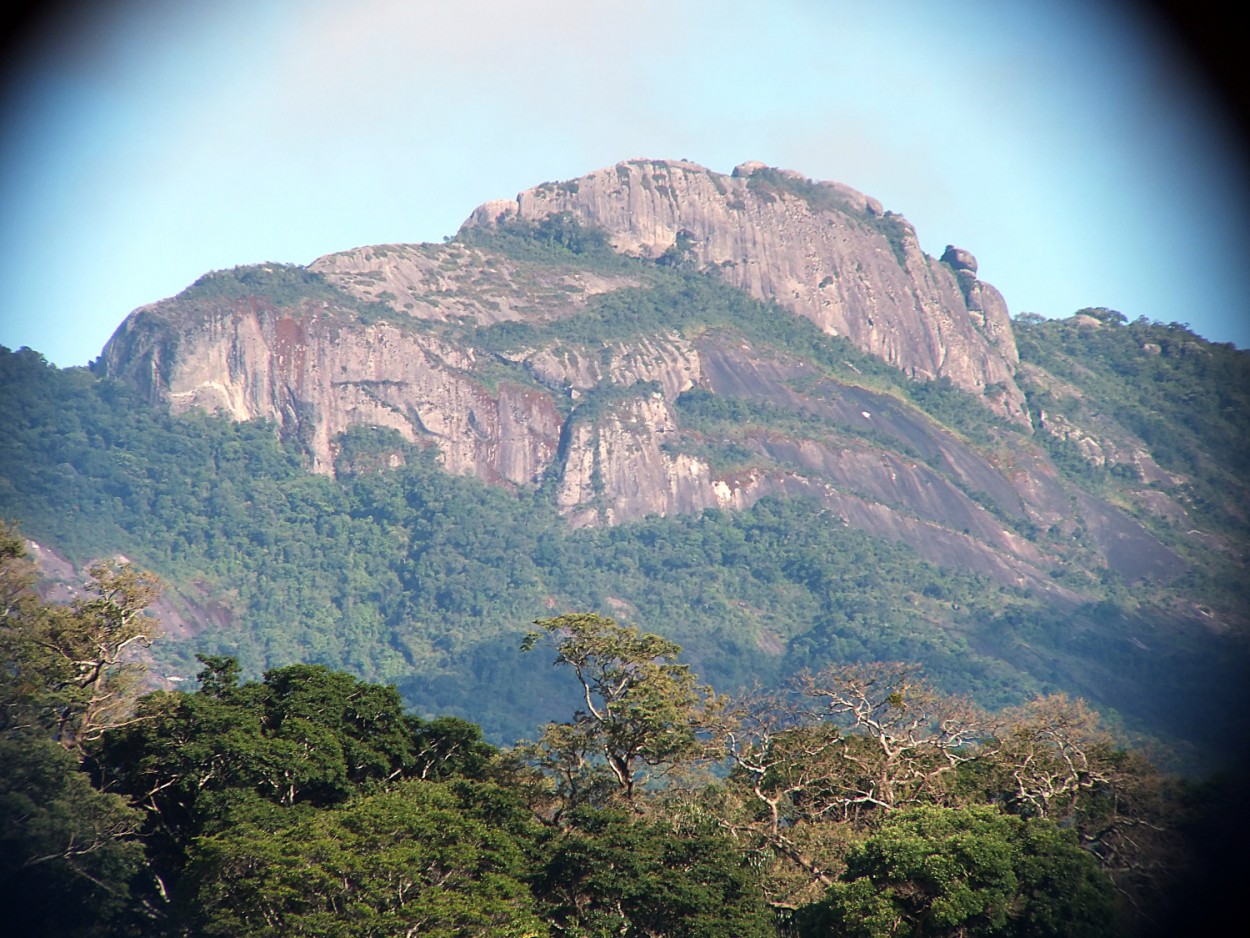 "O mais perto possvel, a Pedra do Lopo." de Decio Badari