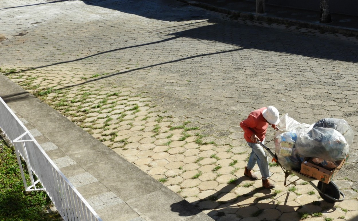 "Protegida com a mascara sei quando ela passa ....." de Decio Badari