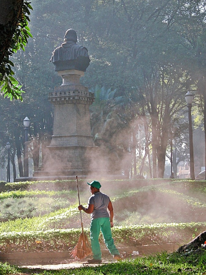 "O Jardim da Luz e seus personagens." de Decio Badari