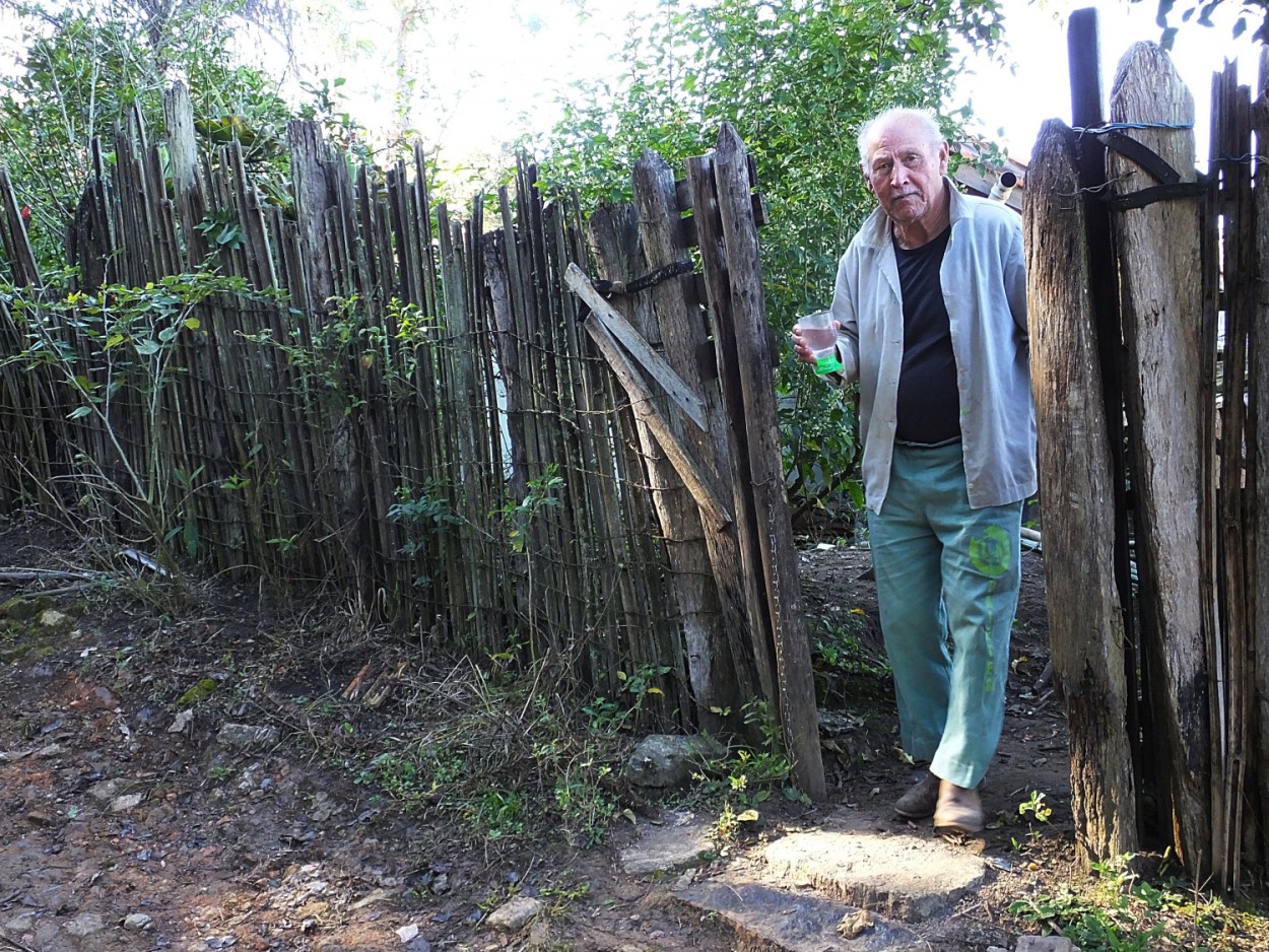 "Dai gua ao caminhante, a pausa refrescante!" de Decio Badari