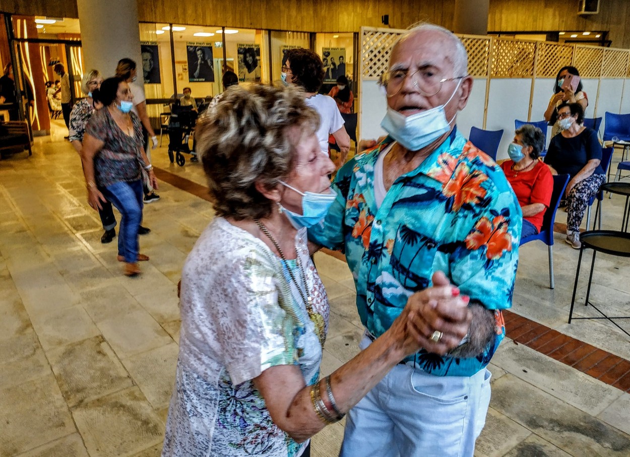 "los jovenes en pareja.." de Tzvi Katz