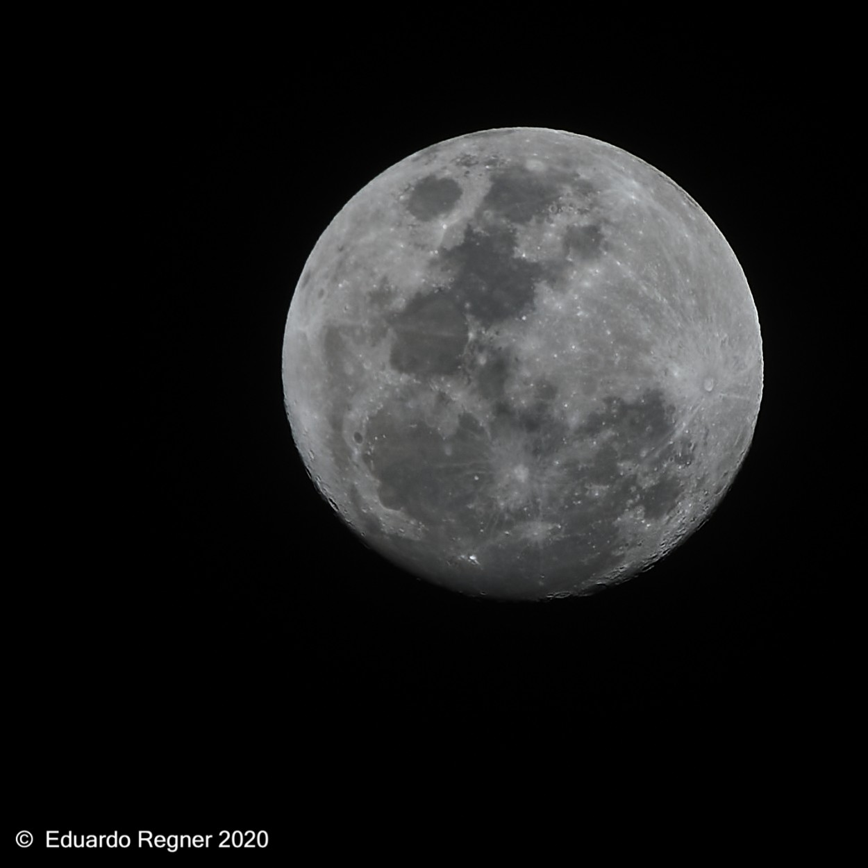 "Luna Casi llena" de Eduardo Regner