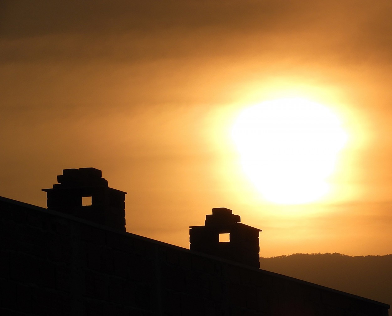 "` As pessoas deveriam ver o pr-do-Sol pelo ......" de Decio Badari