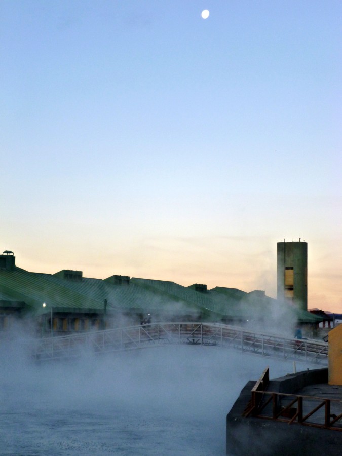 "Termas de Copahue, Cuarto creciente." de Carlos E. Wydler